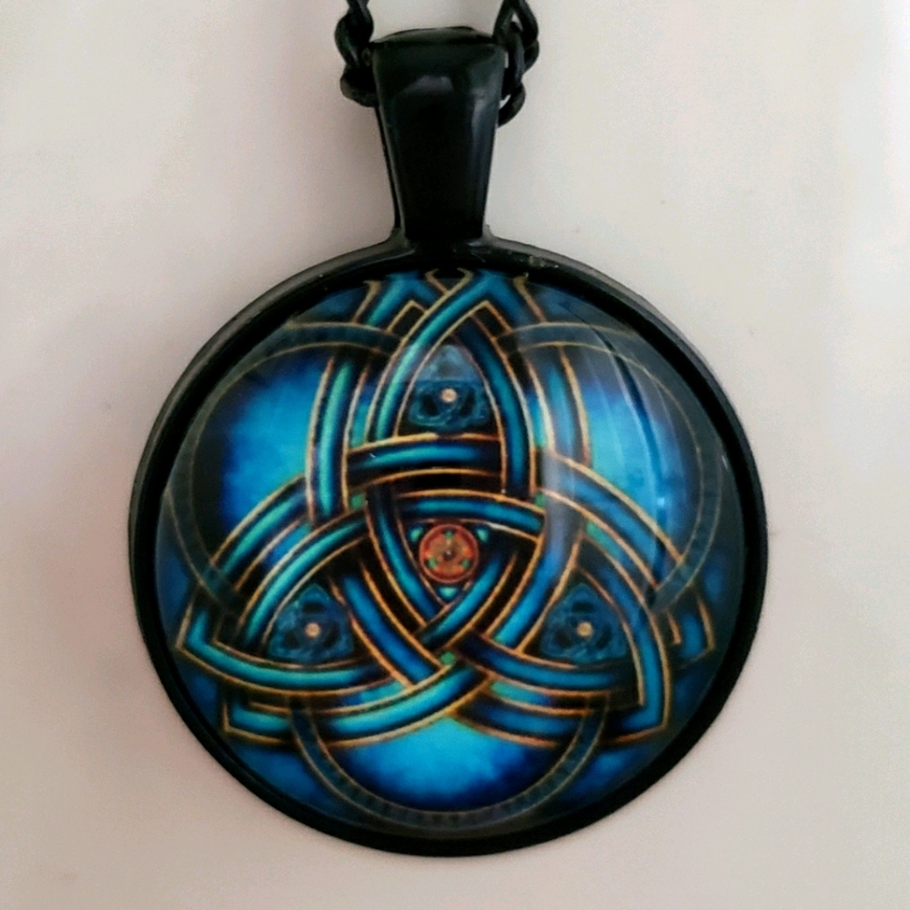 Irish Celtic Trinity Lariat. - Picture 2 of 8